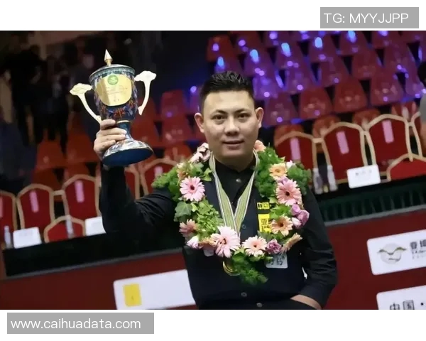 郑宇伯在国际赛场上挑战外国选手展现中国力量与技术之巅峰对决